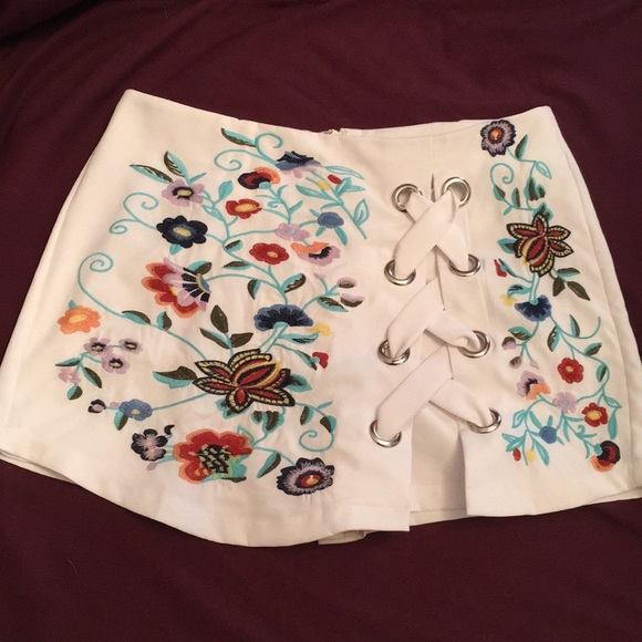Pants - White floral lace up Skort